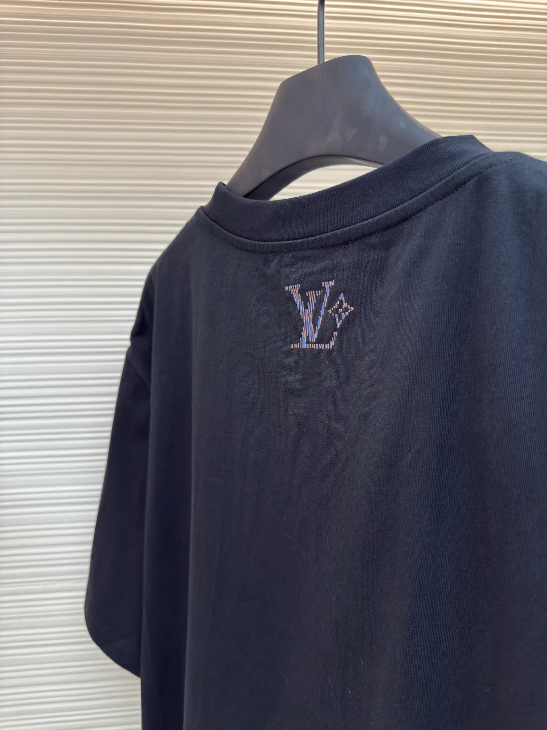 LOUIS VUITTON sequin letter short sleeves ●Authentic product: Purchased and developed by 8989 ●Item number: 1680196-A00 ●Fabric: single yarn compact fine cotton ●Technology: wool washed ●Version: fitted version ●Weight: about 310 grams ●Size: S-M-L-XL ●Description: Made of combed cotton fabric, 100% cotton, the fabric is custom-woven and dyed, the upper body is supple, and the sequined embroidered letters make the garments gorgeous, high-end, brand-element, colorful, and the first choice for contemporary young people. The heavy-duty sequin embroidery uses imported embroidery machines, YB has consistent positioning, and is three-dimensional and full! There are requirements for the machine, the sequins are tightly arranged and orderly, loose version, the same style for men and women!